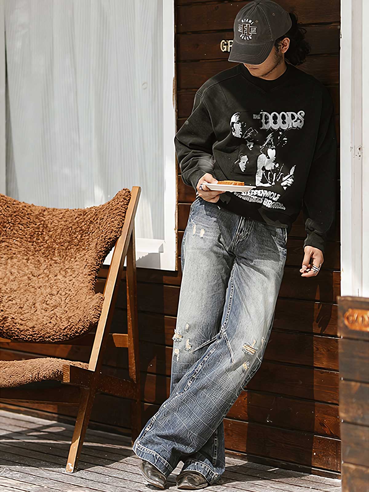 詳細画像: カットアウトデザインとプリントのディテールクローズアップ
モデル画像: サイケデリックロックスウェットシャツの着用例