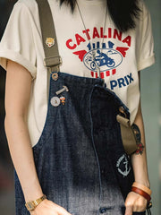 モデルがPESSOA CLUBのアメリカンレトロワークウェアデニムオーバーオールを着用し、リラックスかつ快適なスタイルを披露