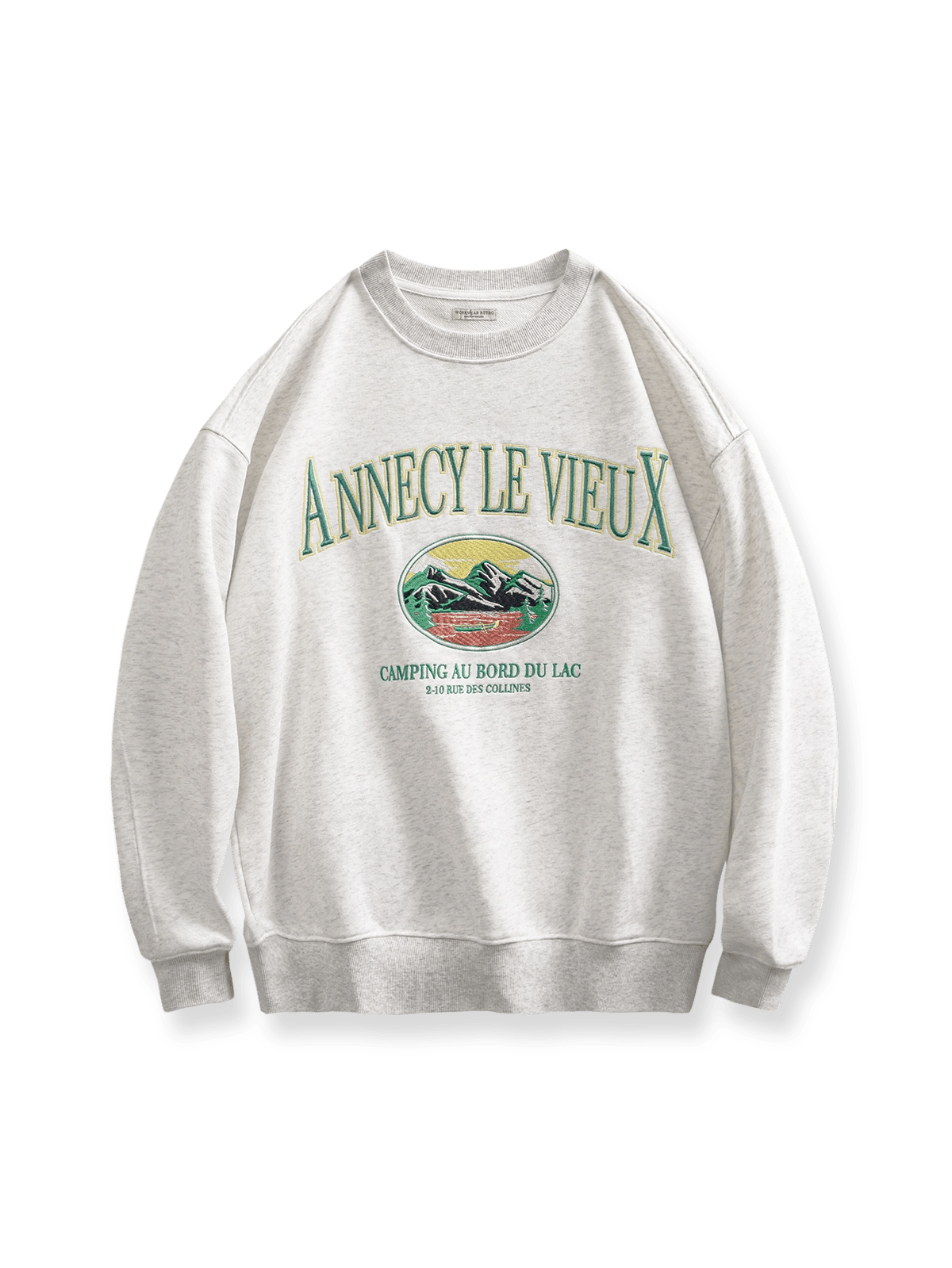 PESSOA CLUB グレーのアヌシー・ル・ヴュー キャンプテーマ刺繍スウェットシャツ正面展示