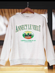 PESSOA CLUB グレーのアヌシー・ル・ヴュー キャンプテーマ刺繍スウェットシャツ正面展示