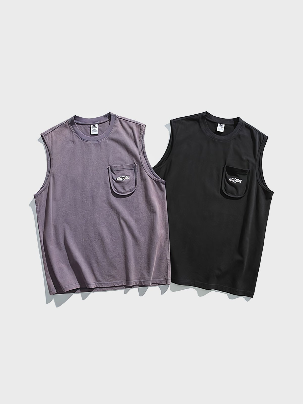 紫色のウォッシュ加工刺繍ロゴノースリーブタンクトップ正面展示