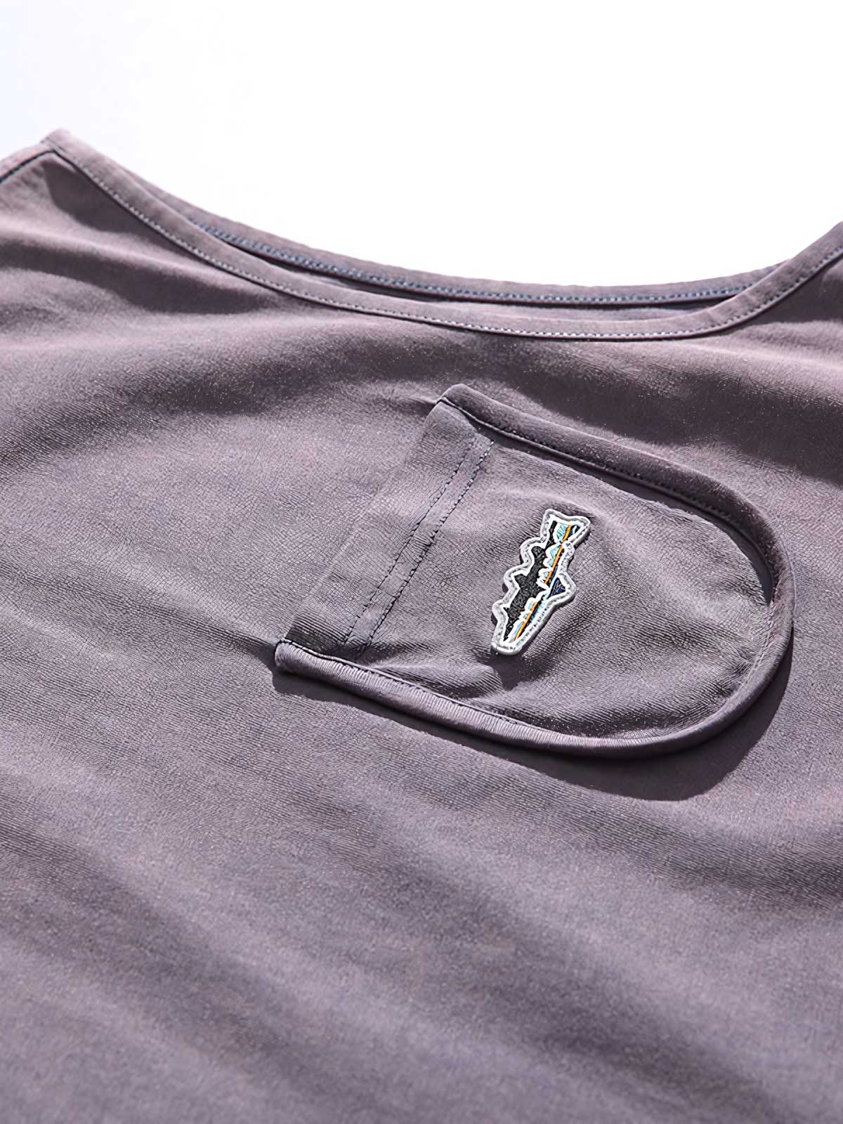 胸の刺繍ロゴとウォッシュ加工の詳細特写