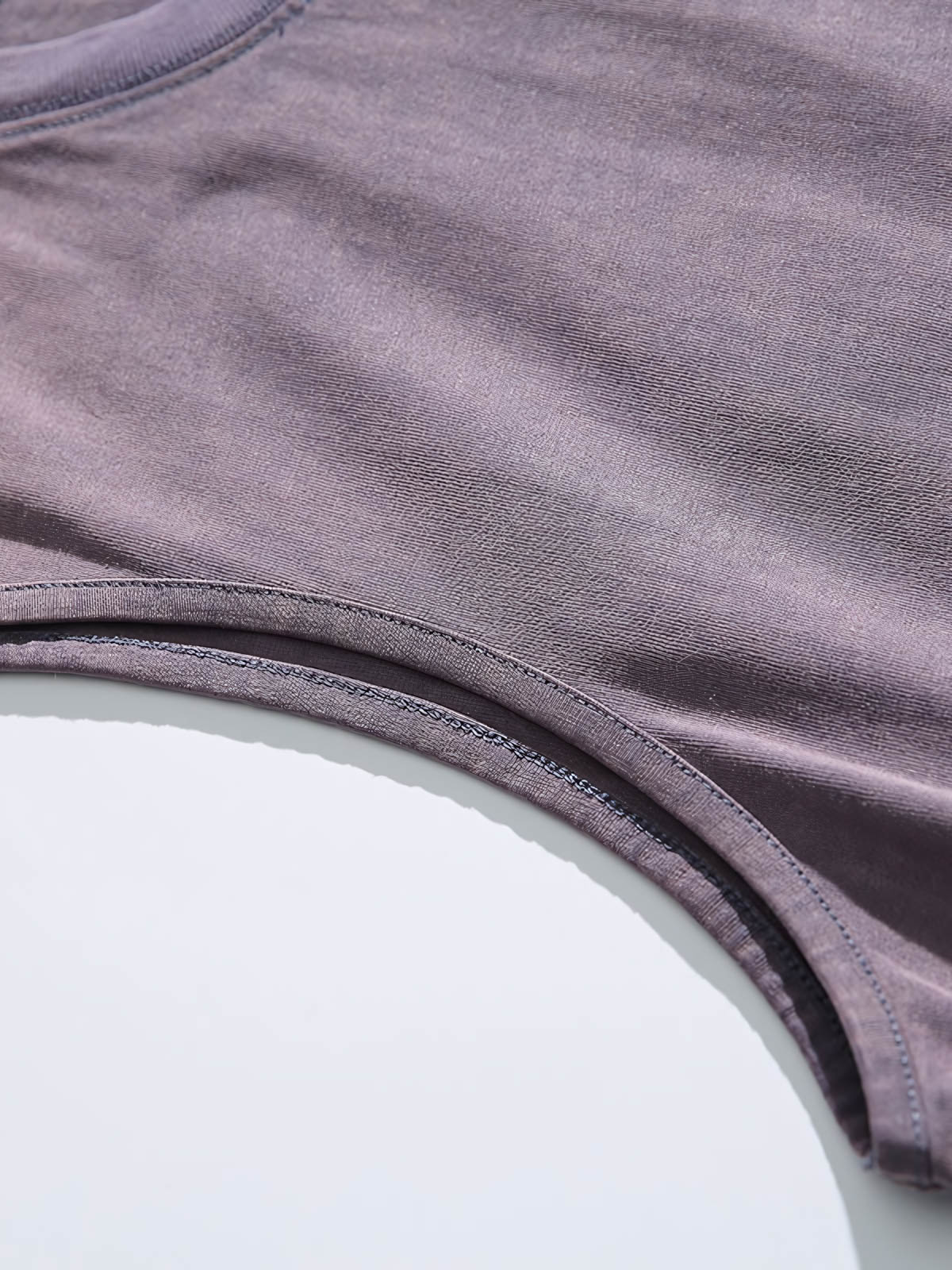 胸の刺繍ロゴとウォッシュ加工の詳細特写