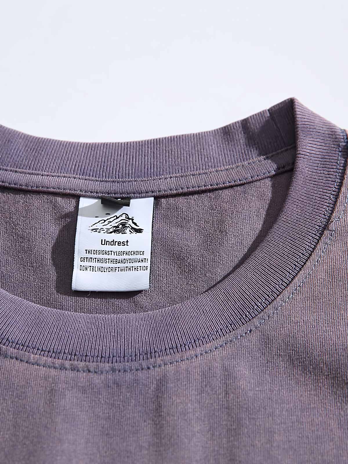 胸の刺繍ロゴとウォッシュ加工の詳細特写