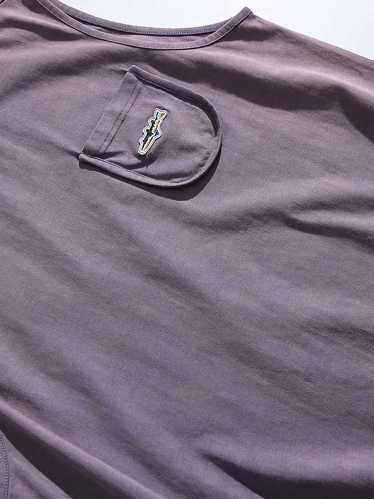 胸の刺繍ロゴとウォッシュ加工の詳細特写