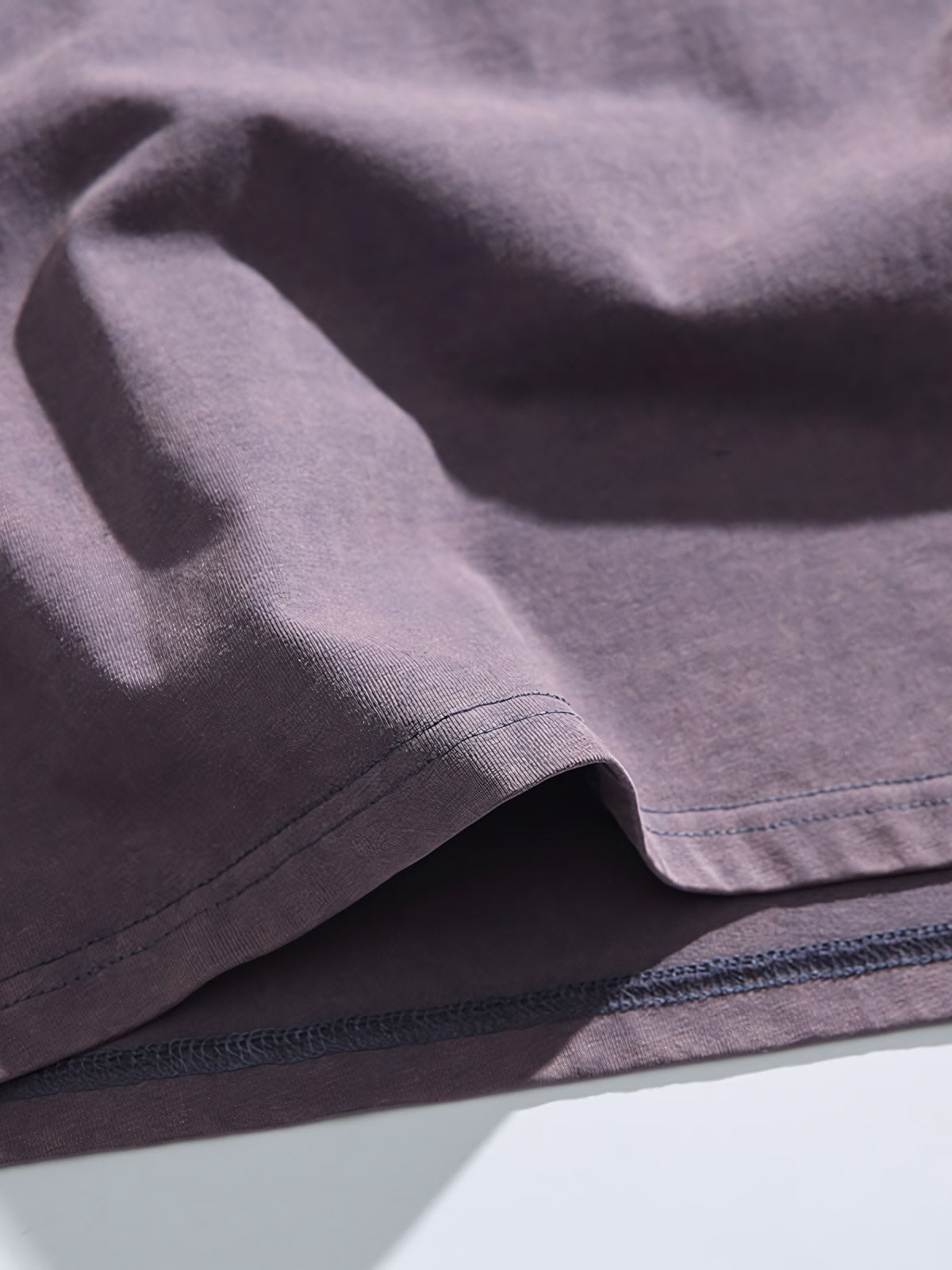 胸の刺繍ロゴとウォッシュ加工の詳細特写