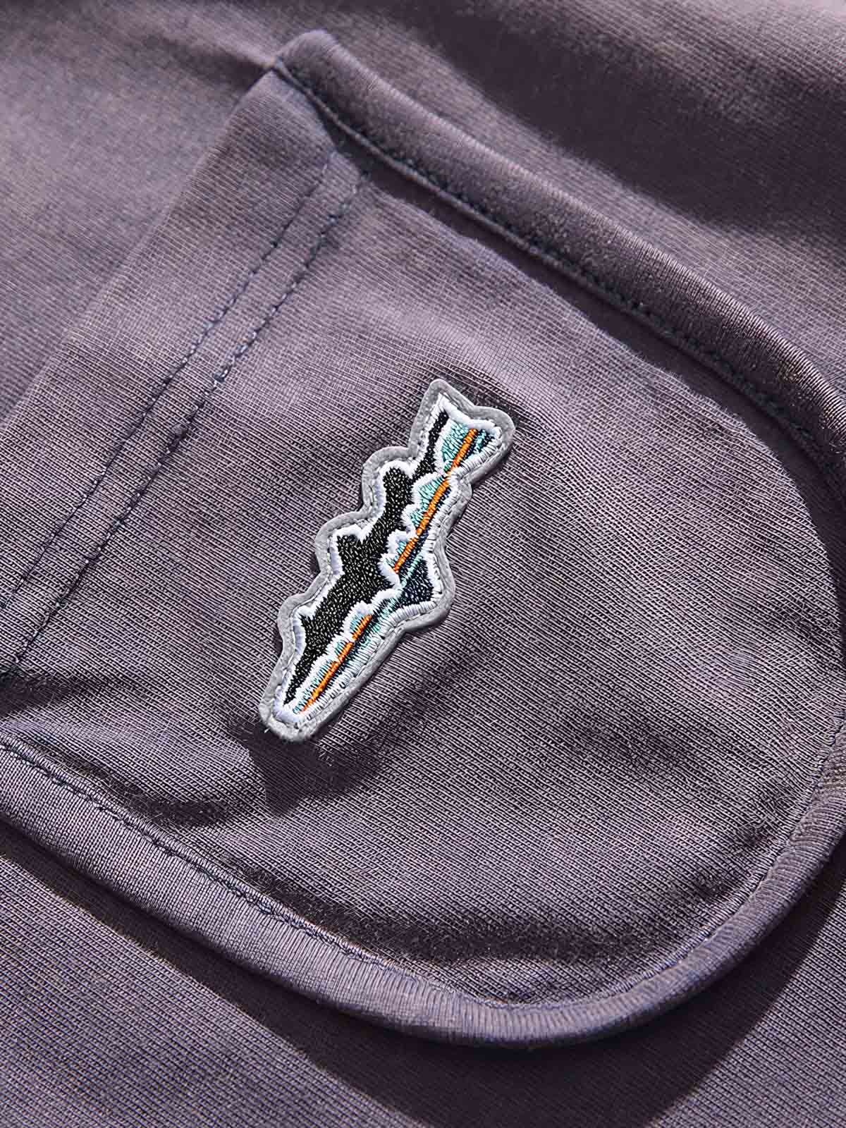 胸の刺繍ロゴとウォッシュ加工の詳細特写