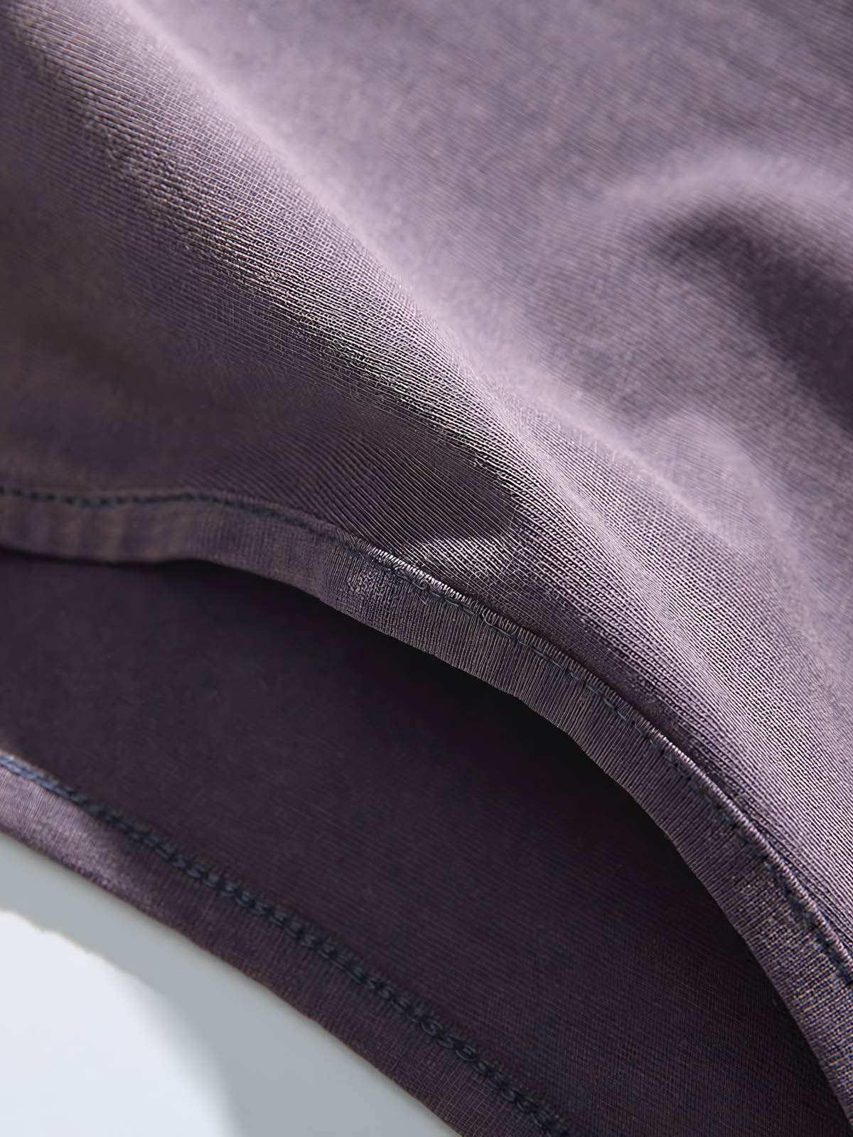 胸の刺繍ロゴとウォッシュ加工の詳細特写