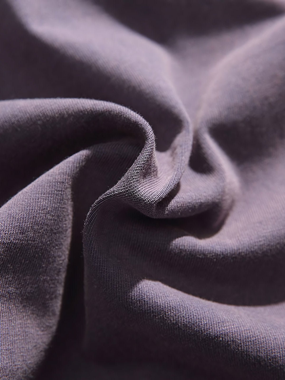 胸の刺繍ロゴとウォッシュ加工の詳細特写