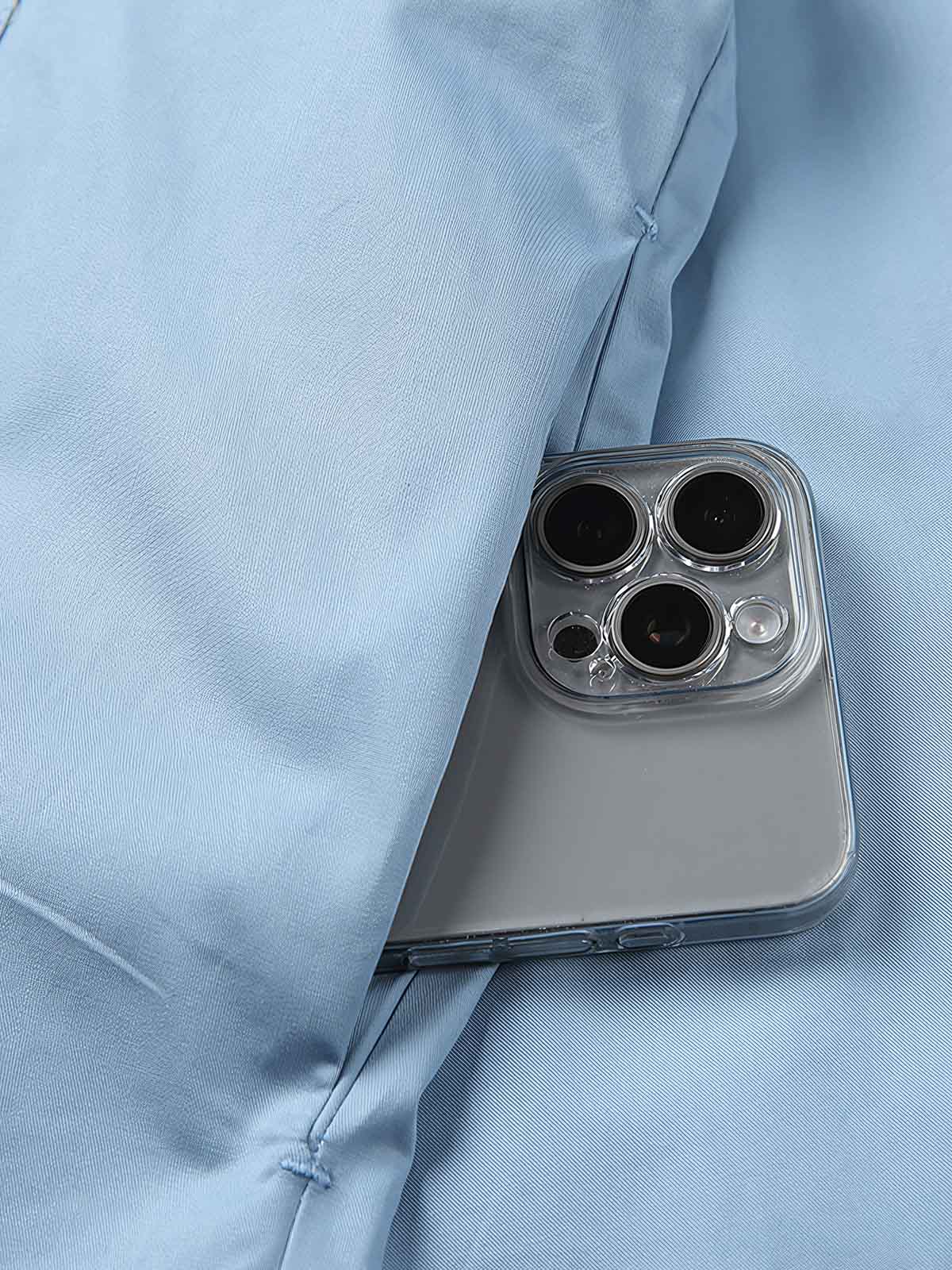 製品画像: クラシックなスタンドカラーと肘パッチが特徴のワークシャツ。シンプルでありながらスタイリッシュなデザインが際立っています。
詳細画像: 非対称ポケットと肘パッチが施されたディテール。デザインと機能性が融合した袖部分が強調されています。