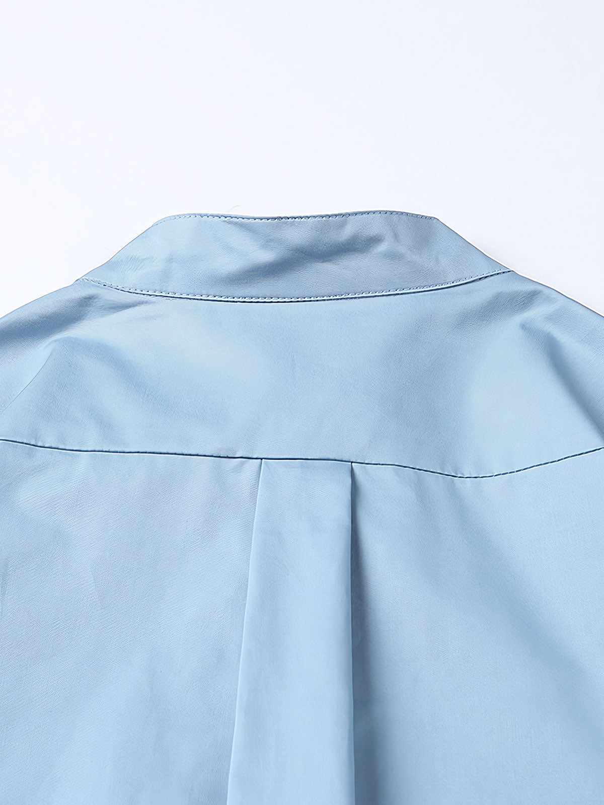 製品画像: クラシックなスタンドカラーと肘パッチが特徴のワークシャツ。シンプルでありながらスタイリッシュなデザインが際立っています。
詳細画像: 非対称ポケットと肘パッチが施されたディテール。デザインと機能性が融合した袖部分が強調されています。