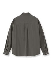 製品画像: アシンメトリーボタンデザインのグレー長袖シャツの正面ビュー
詳細画像: 特別な襟デザインとアシンメトリーボタンのディテール表示