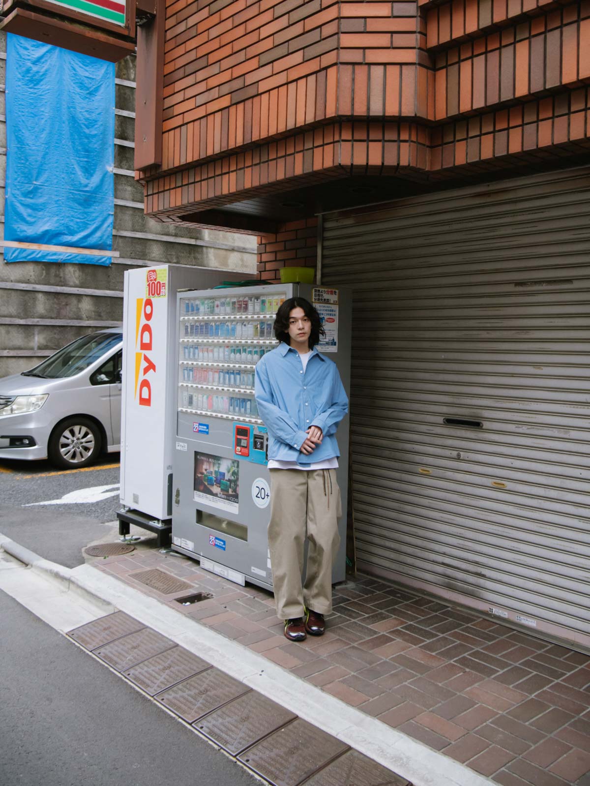 詳細画像: キルティング内側のディテール展示
モデル画像: エクストラウォーム キルティング長袖シャツを着用したスタイリング例