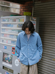 詳細画像: キルティング内側のディテール展示
モデル画像: エクストラウォーム キルティング長袖シャツを着用したスタイリング例