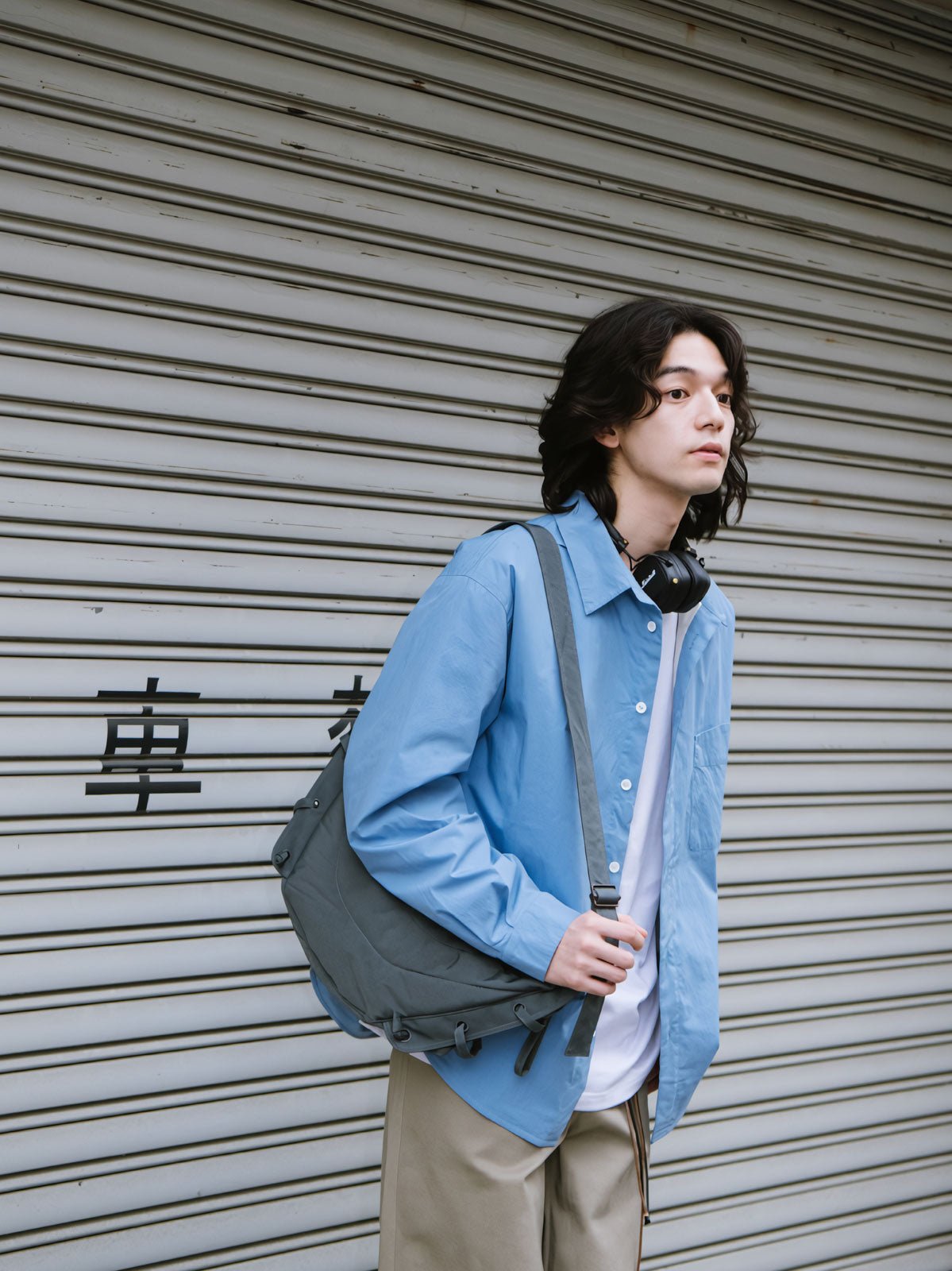 詳細画像: キルティング内側のディテール展示
モデル画像: エクストラウォーム キルティング長袖シャツを着用したスタイリング例