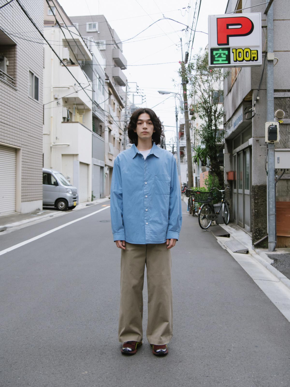 詳細画像: キルティング内側のディテール展示
モデル画像: エクストラウォーム キルティング長袖シャツを着用したスタイリング例