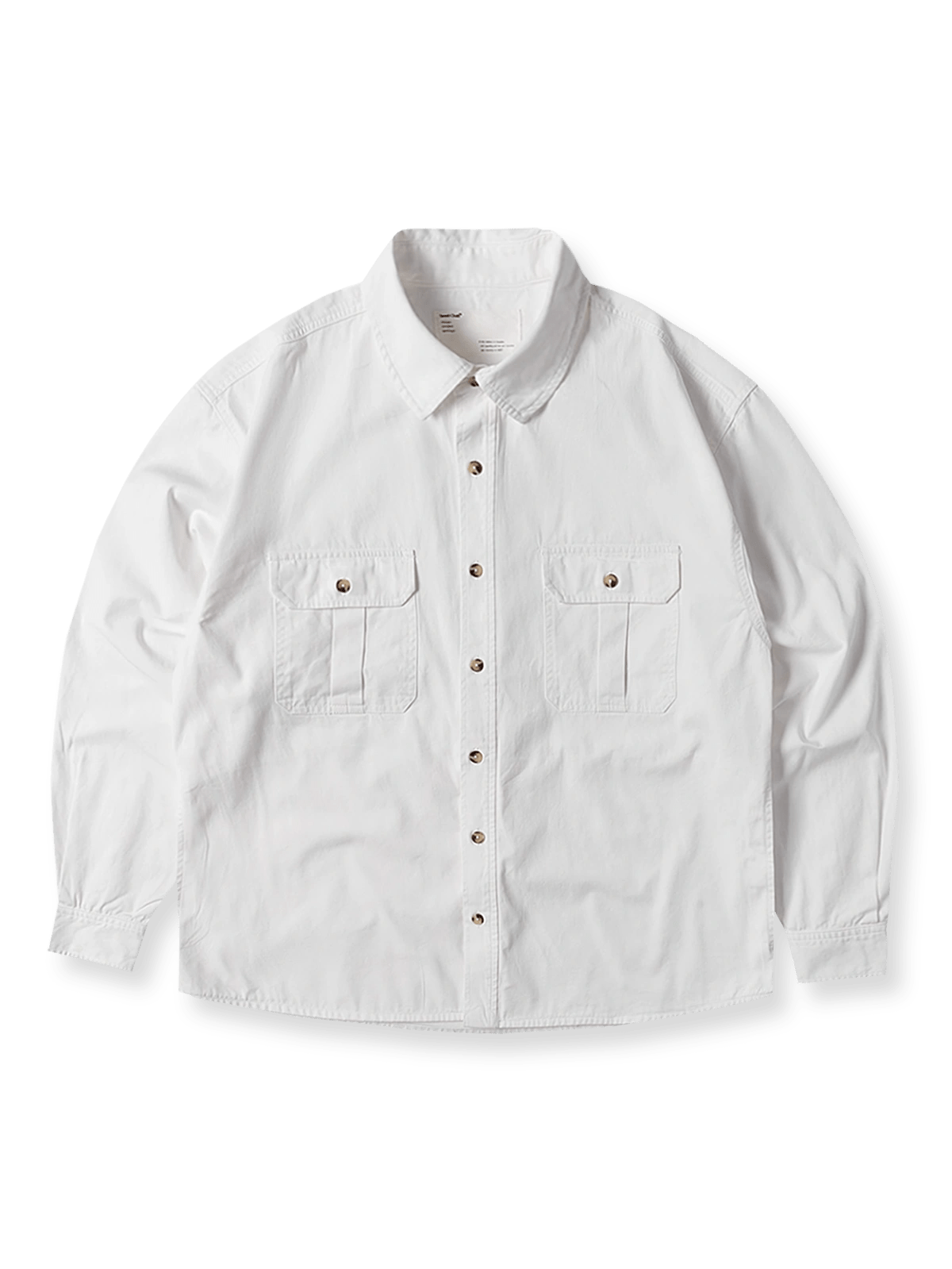 製品画像: 380gコットンウォッシュ加工ダブルポケットワークシャツの平置き写真
詳細画像: 牛角模様ボタンと手縫いクロスステッチのディテール