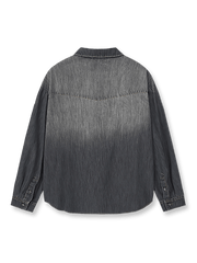 製品画像: ウォッシュドフェードグレーのデニムシャツの正面ビュー
詳細画像: 肩の「V」字型ヨークデザインのディテール表示