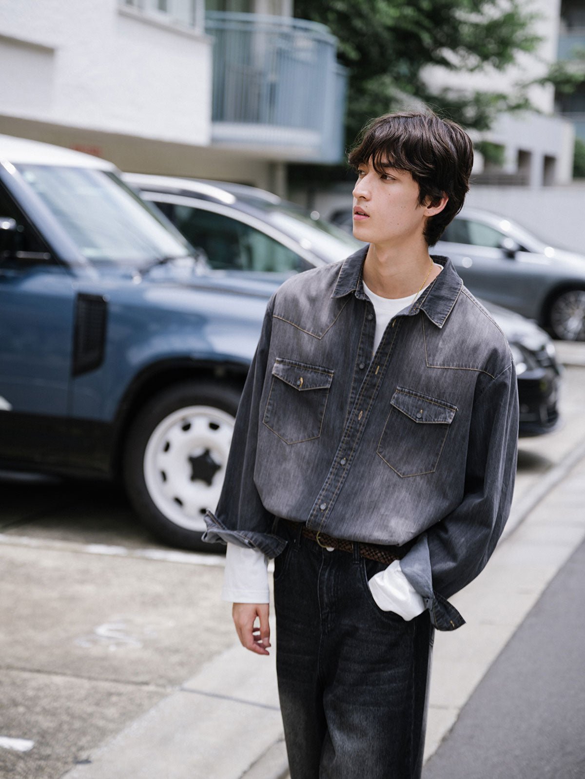 詳細画像: 肩の「V」字型ヨークデザインのディテール表示
モデル画像: モデルが着用したウォッシュドフェードグレーのデニムシャツとカジュアルパンツのスタイリング