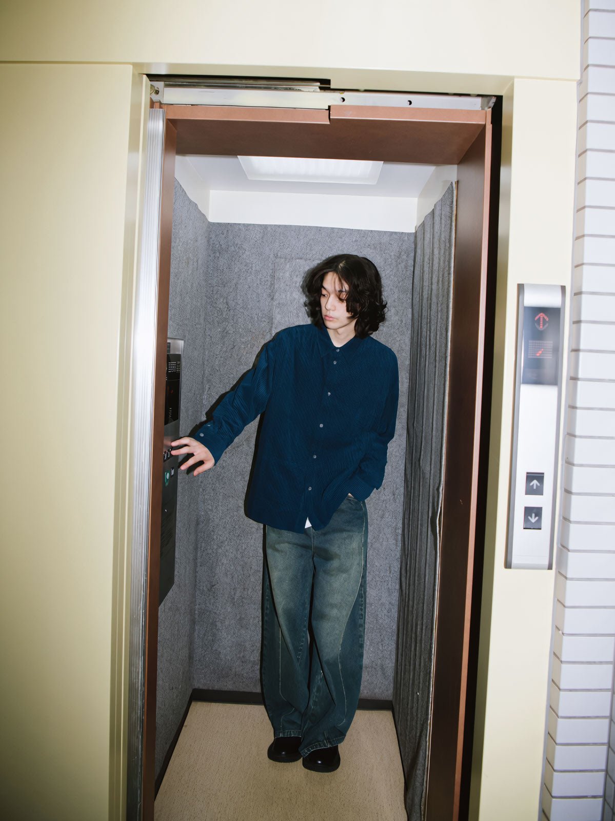 モデル画像: モデルが着用したヴィンテージコーデュロイシャツの全体スタイリング