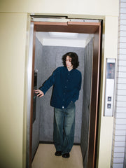 モデル画像: モデルが着用したヴィンテージコーデュロイシャツの全体スタイリング