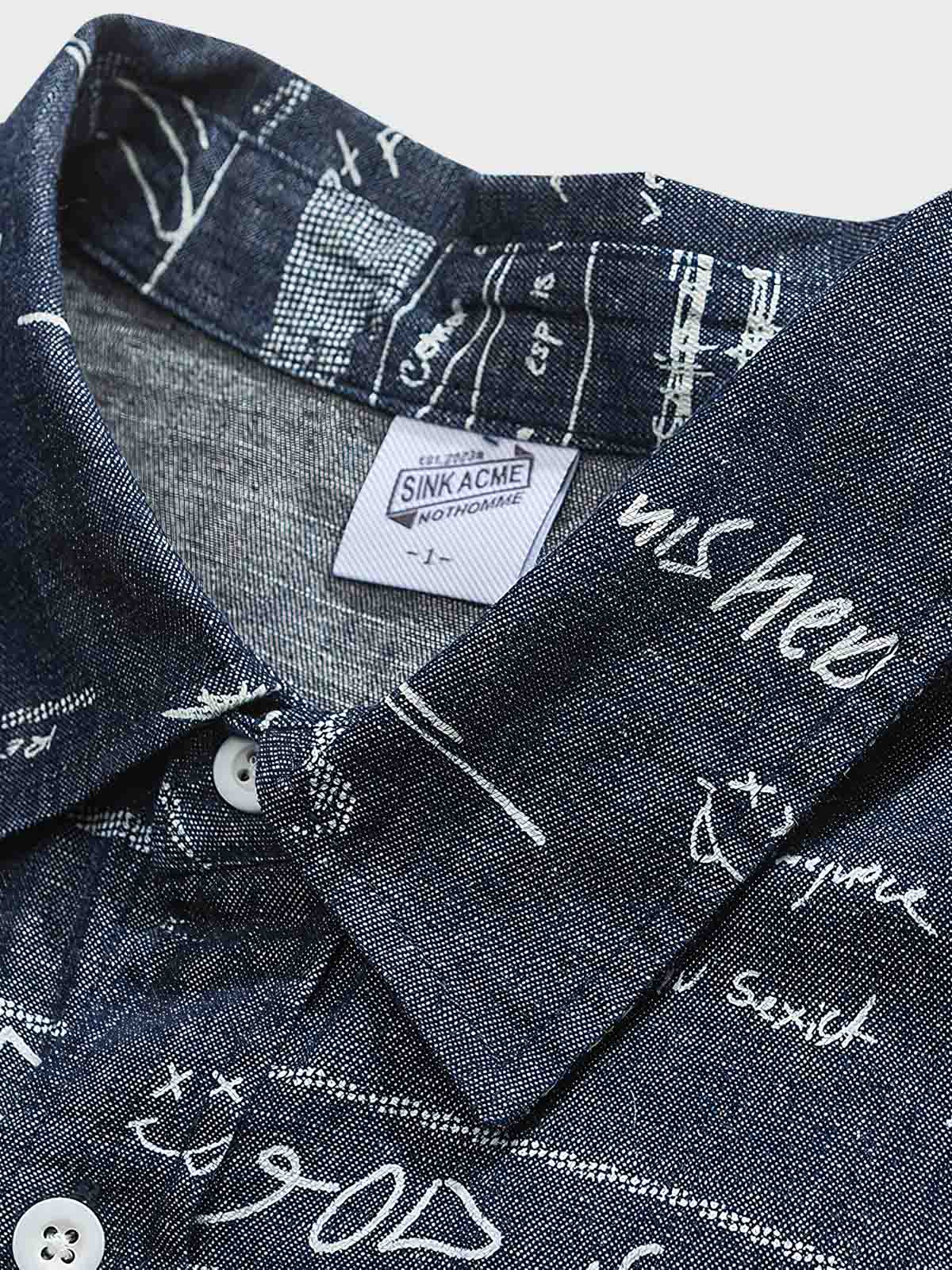 デニム半袖シャツの文字プリントディテール。厳選されたデニム素材と高品質なウォッシュ加工が施され、洗練された外見と耐久性を実現しています。