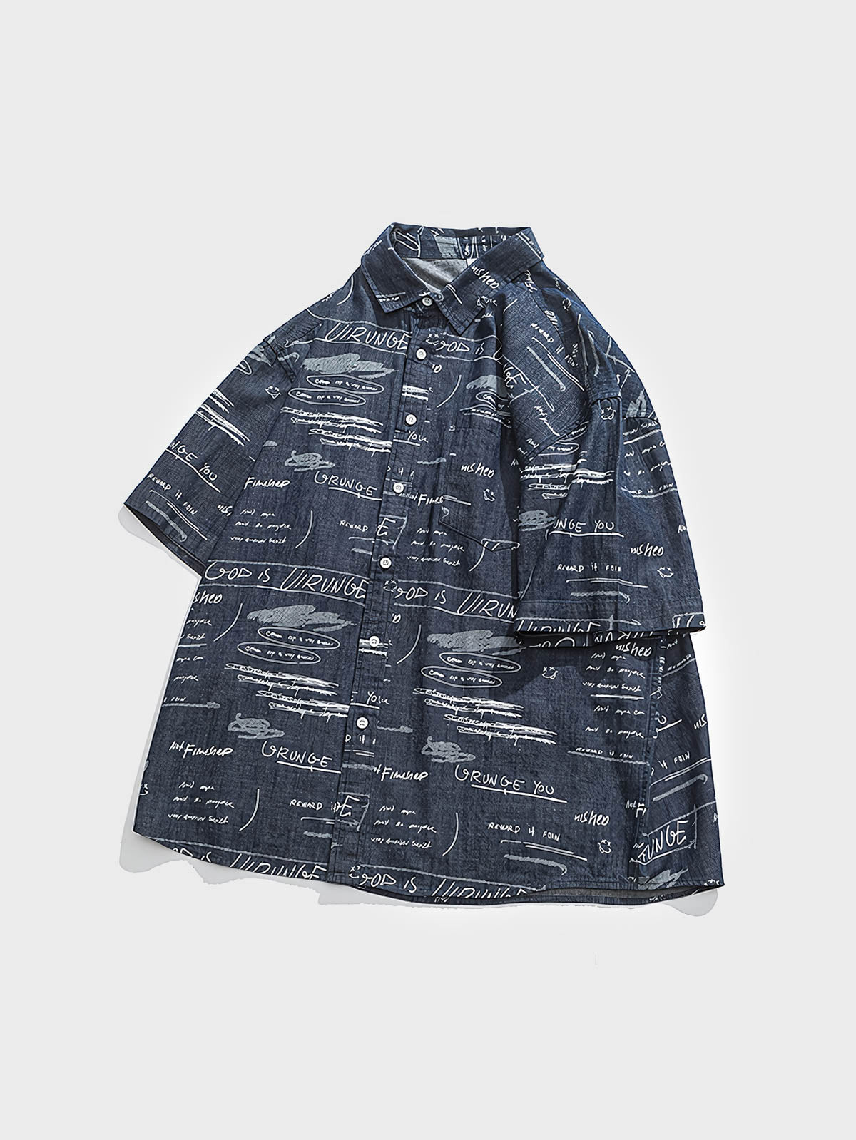 90年代インスパイアの文字プリントが施されたデニム半袖シャツ。標準的なフィット感で、快適な着用感と良好な通気性を提供します。
