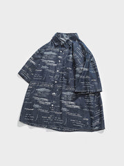 90年代インスパイアの文字プリントが施されたデニム半袖シャツ。標準的なフィット感で、快適な着用感と良好な通気性を提供します。