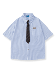 クラシックな学院風青白ストライプ半袖シャツ、シンプルなポケットとシャツカラー付き。