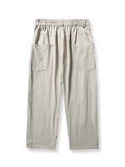 ワイドレッグデザインのカジュアルストレートパンツのフロントビュー