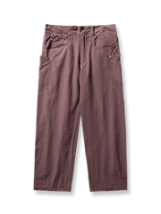 ワイドレッグデザインのカジュアルストレートパンツのフロントビュー