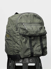 ウォッシュドメタル感とオイルステインのエイジング効果を持つバックパック。