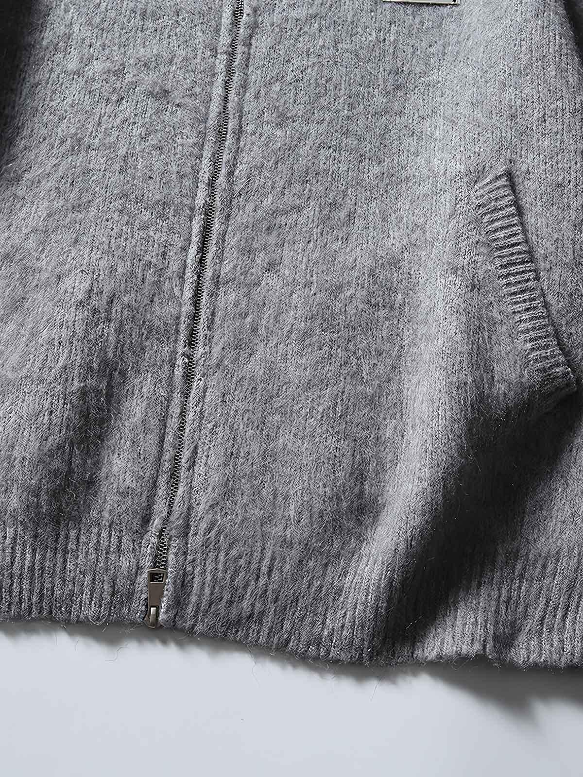 製品画像: ウール混紡フード付きニットカーディガンジャケットの正面画像
詳細画像: ニットのテクスチャーとジッパーのディテール