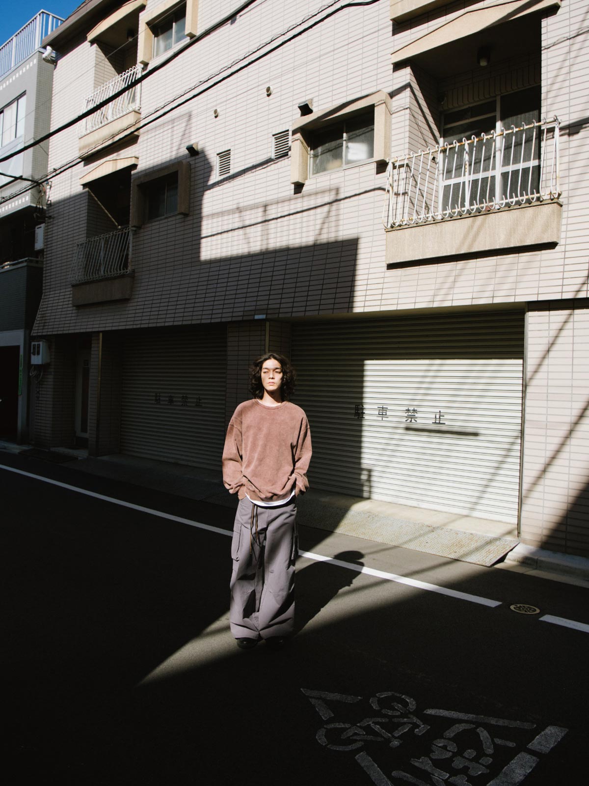 詳細画像: ウォッシュドフェード加工と切り替えラインのディテール表示
モデル画像: モデルが着用したヴィンテージ風400Gヘビーウェイトウォッシュドフェード配色クルーネックスウェットのスタイリング