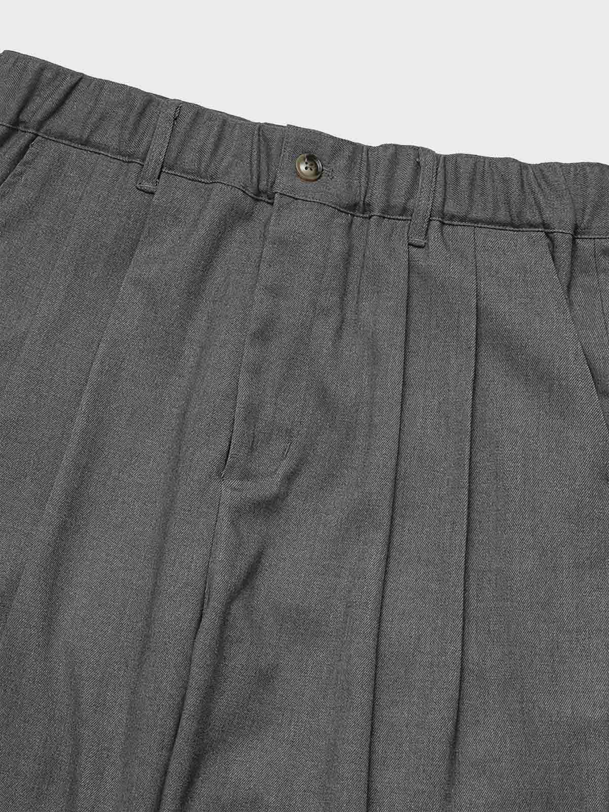 ウール混ワイドスラックスの細部と生地のクローズアップ。厳選された柔らかなウール混紡素材が、暖かさと耐久性を提供。