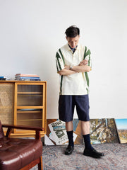 モデルが草緑とオフホワイトの組み合わ