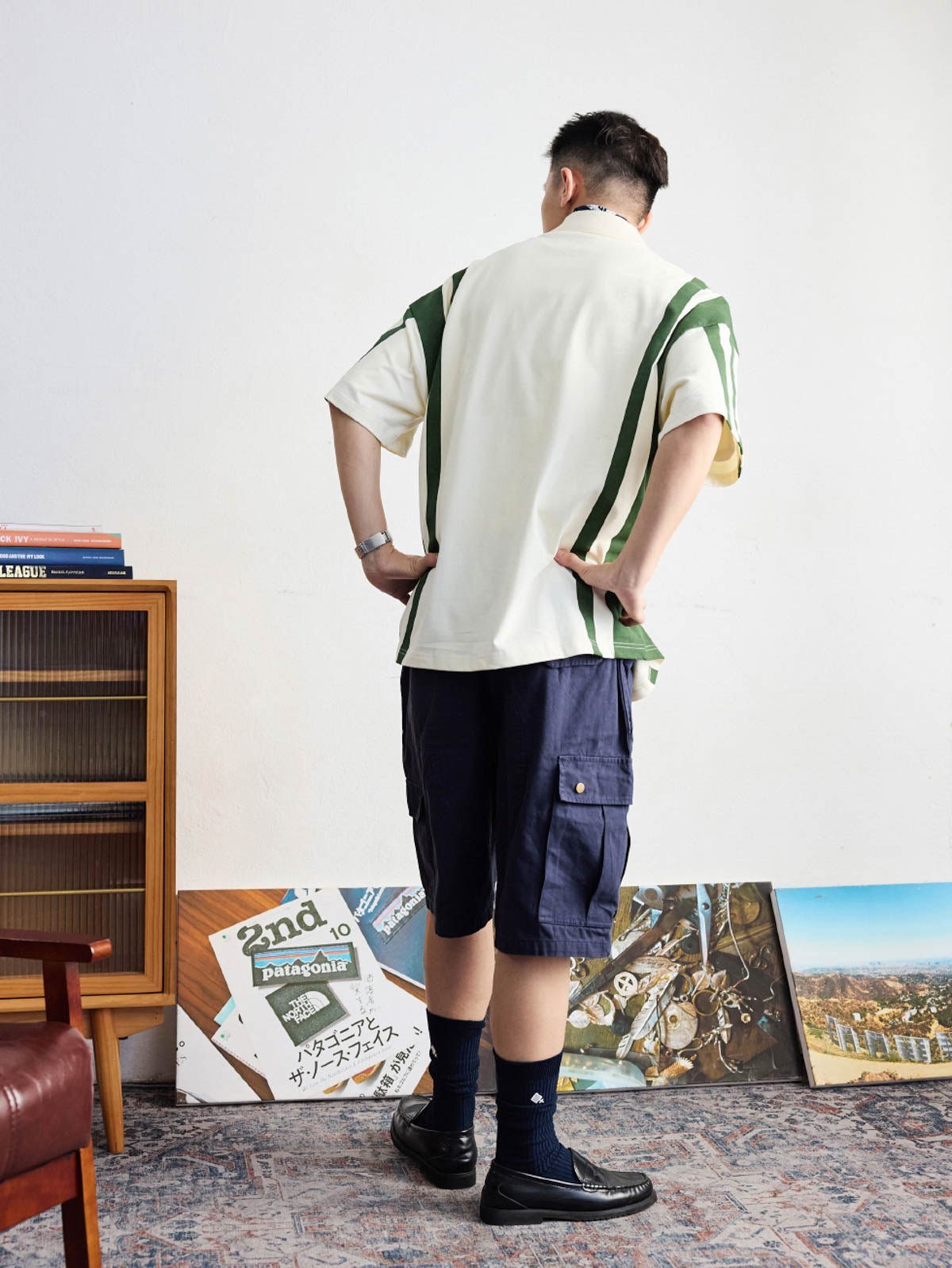 モデルが草緑とオフホワイトの組み合わ