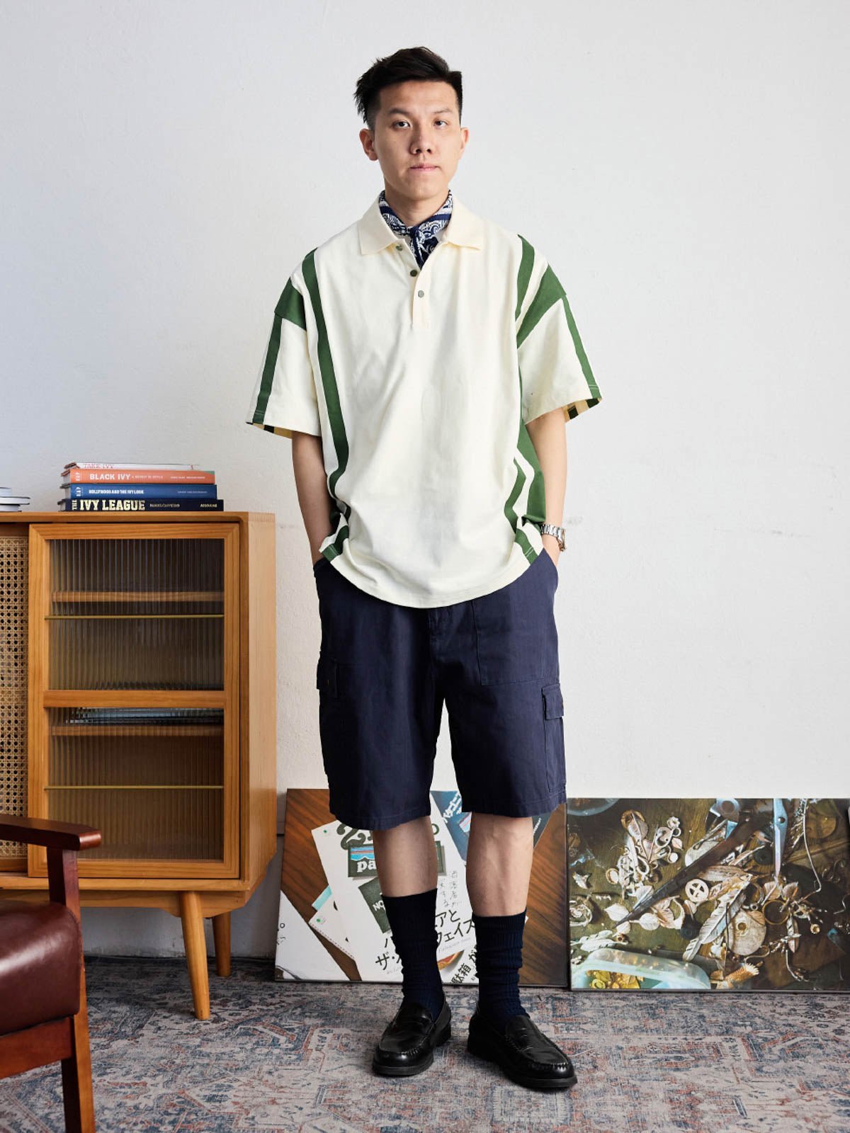 モデルが草緑とオフホワイトの組み合わ