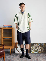 モデルが草緑とオフホワイトの組み合わ