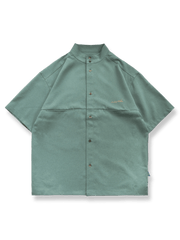 スクエアポケットエンブロイダリー半袖シャツの正面全体像、ユニークな配色とスタンドカラーを展示。