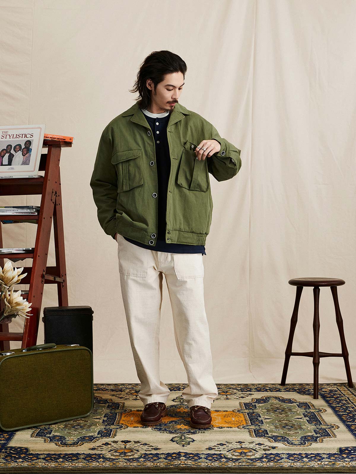 モデル画像: モデルがアイゼンハワー ワークジャケットを着用し、スタイリッシュな着こなしを提案