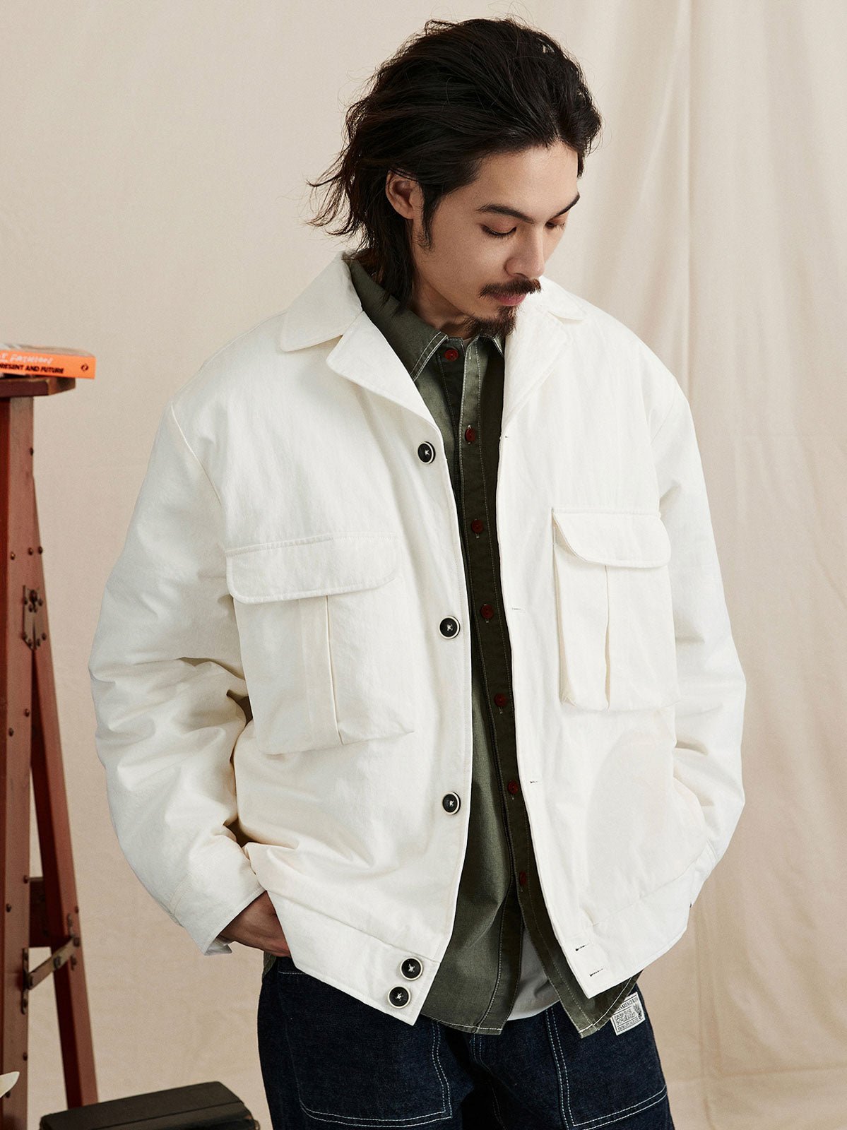 モデル画像: モデルがアイゼンハワー ワークジャケットを着用し、スタイリッシュな着こなしを提案