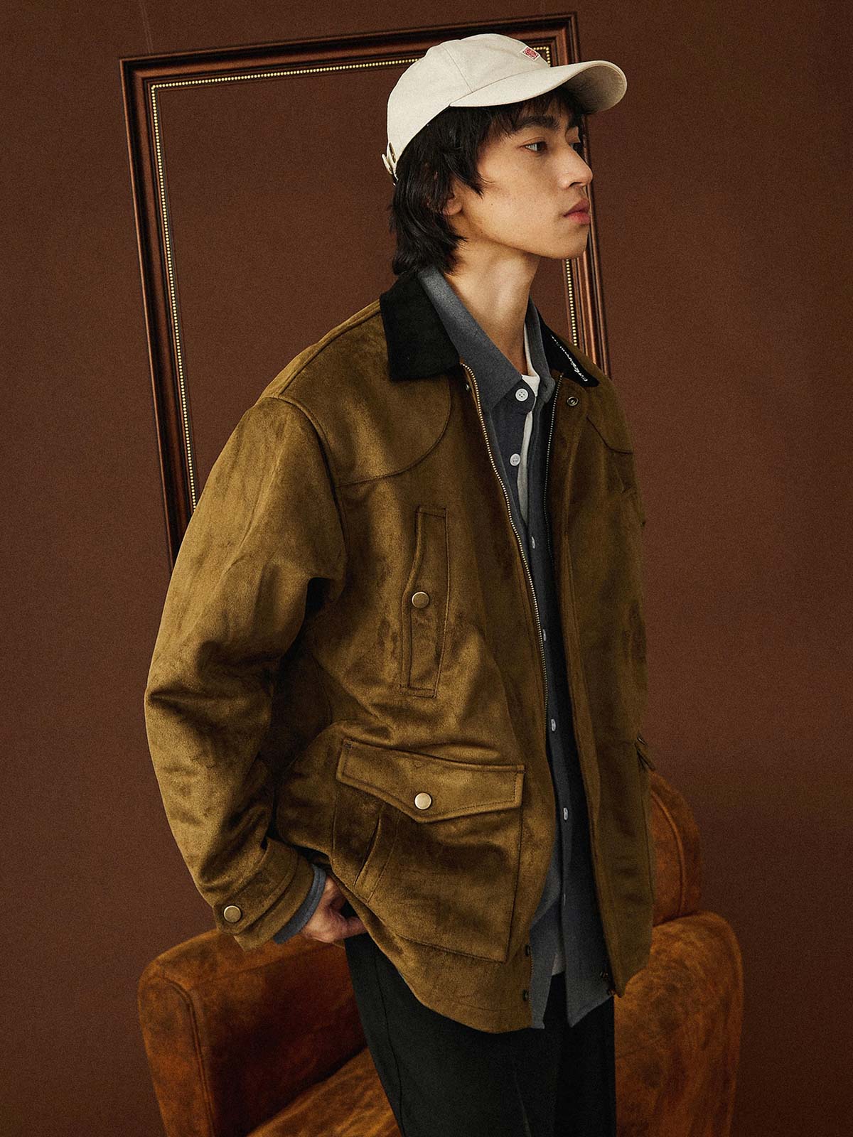 モデルがスエード複合ジャケットを着用し、アメリカンスタイルのライダース風を披露