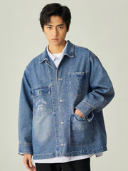 モデル画像: モデルがレトロなワークスタイルのルーズフィットデニムジャケットを着用したスタイル展示