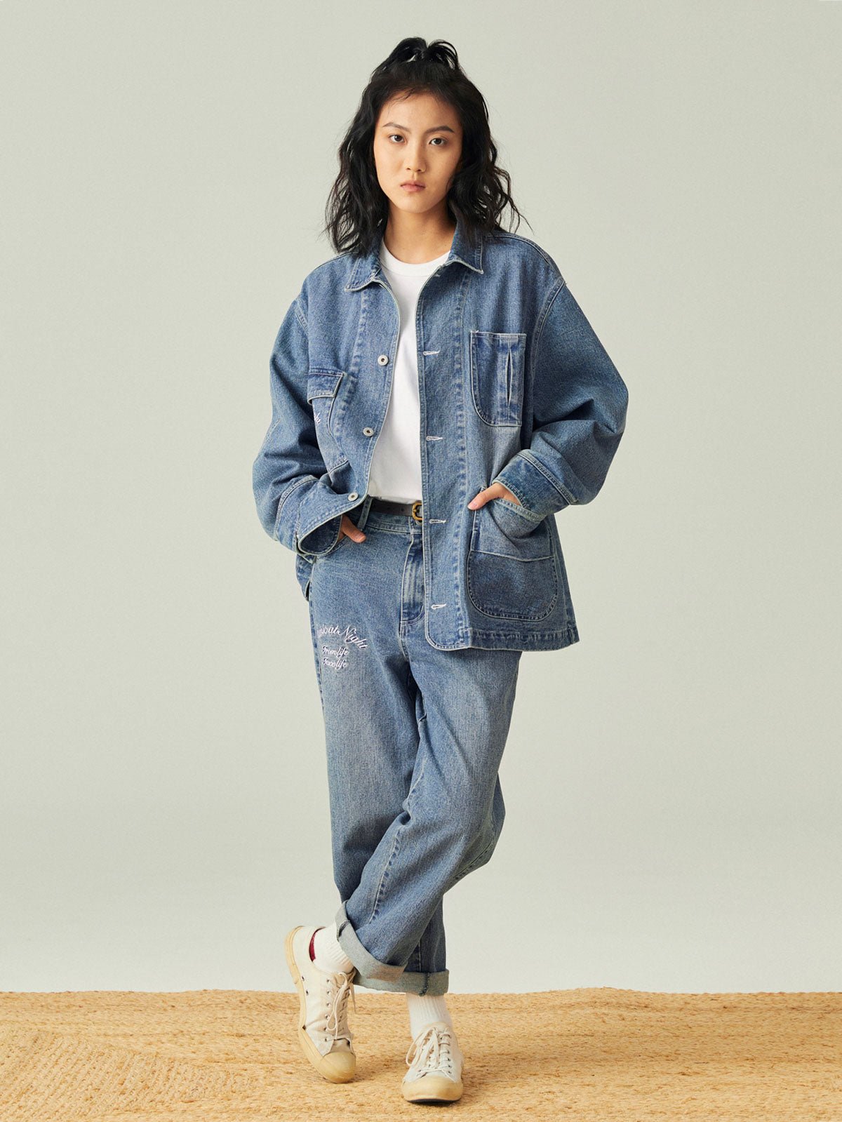 モデル画像: モデルがレトロなワークスタイルのルーズフィットデニムジャケットを着用したスタイル展示