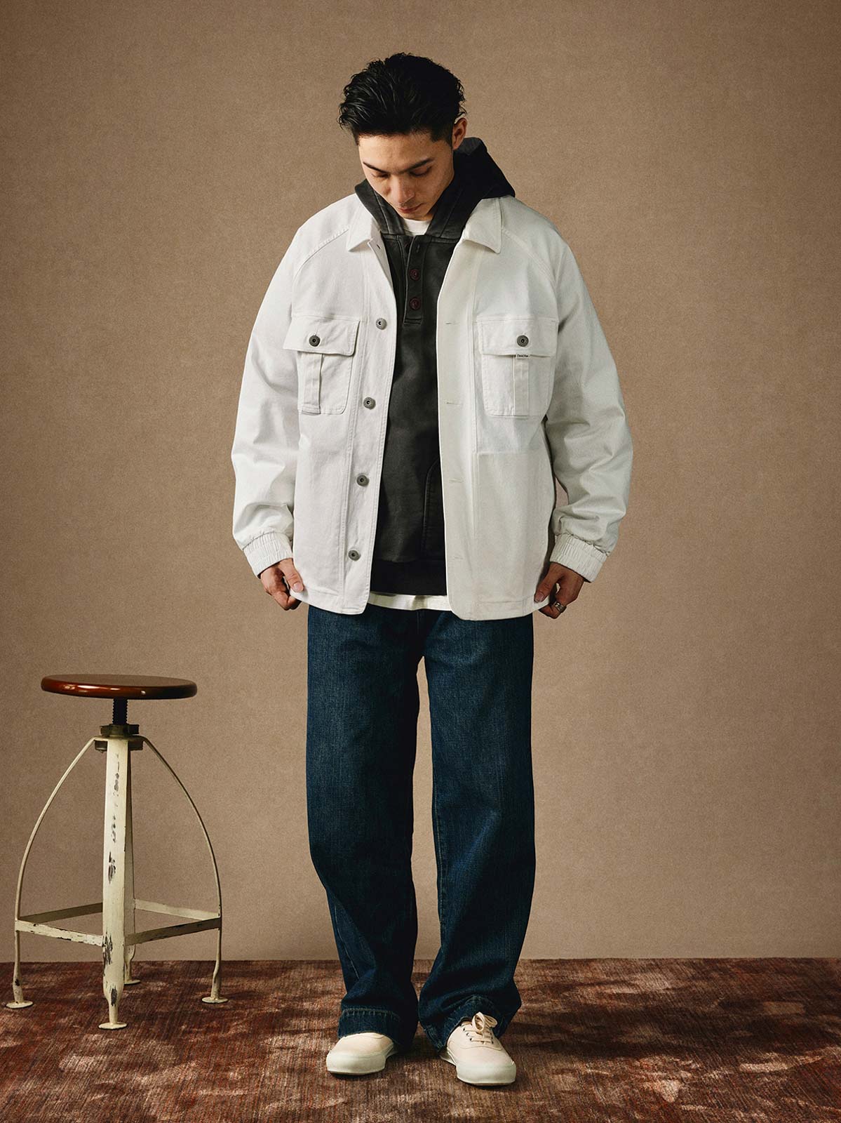モデルが着用するヴィンテージワークジャケットのスタイリング例