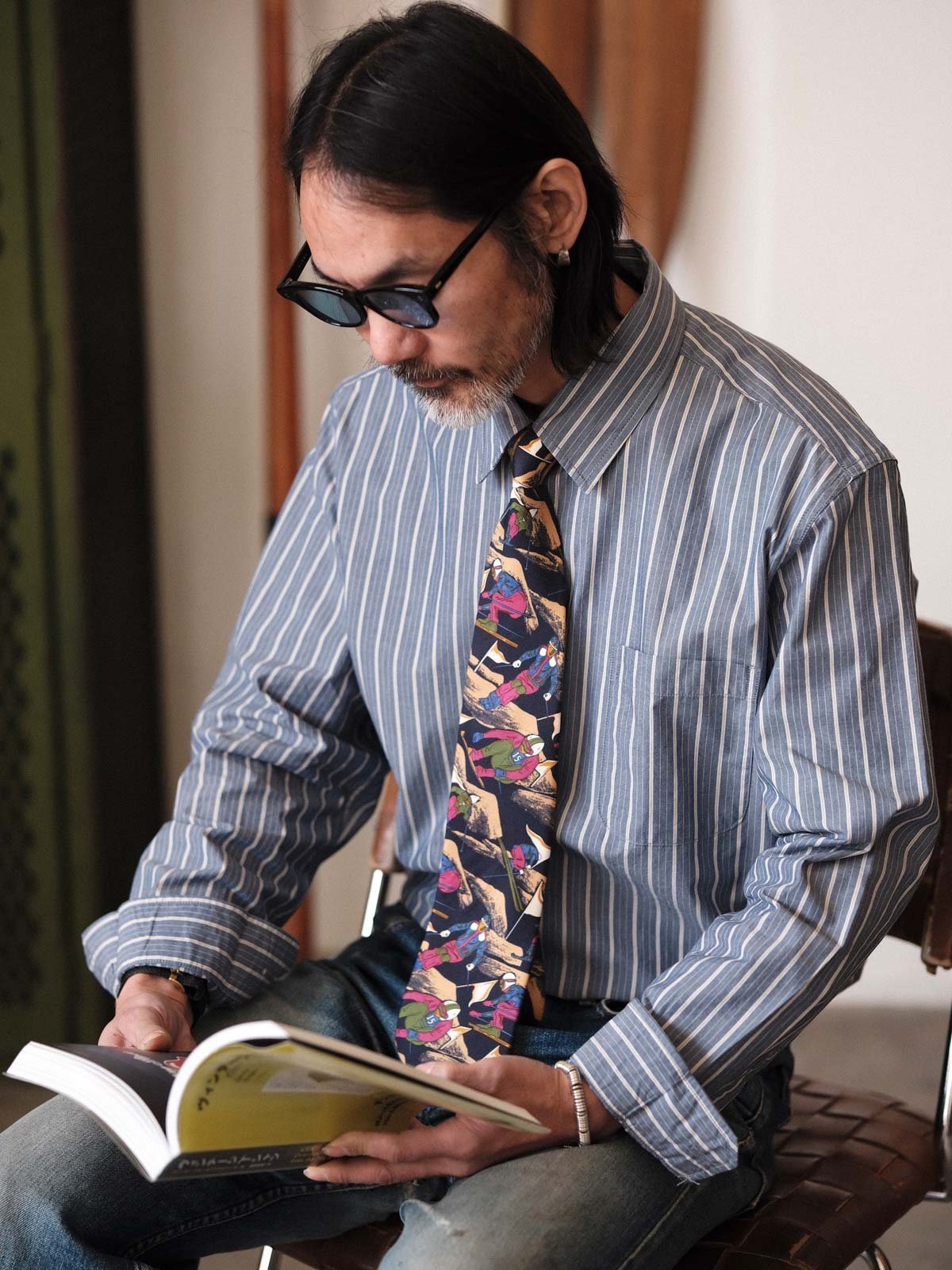 产品图：シルククロスカントリースキープリントネクタイの全体像 细节图：ネクタイのクロスカントリースキープリントのクローズアップ 模特图：モデルがシルククロスカントリースキープリントネクタイを着用しているシーン