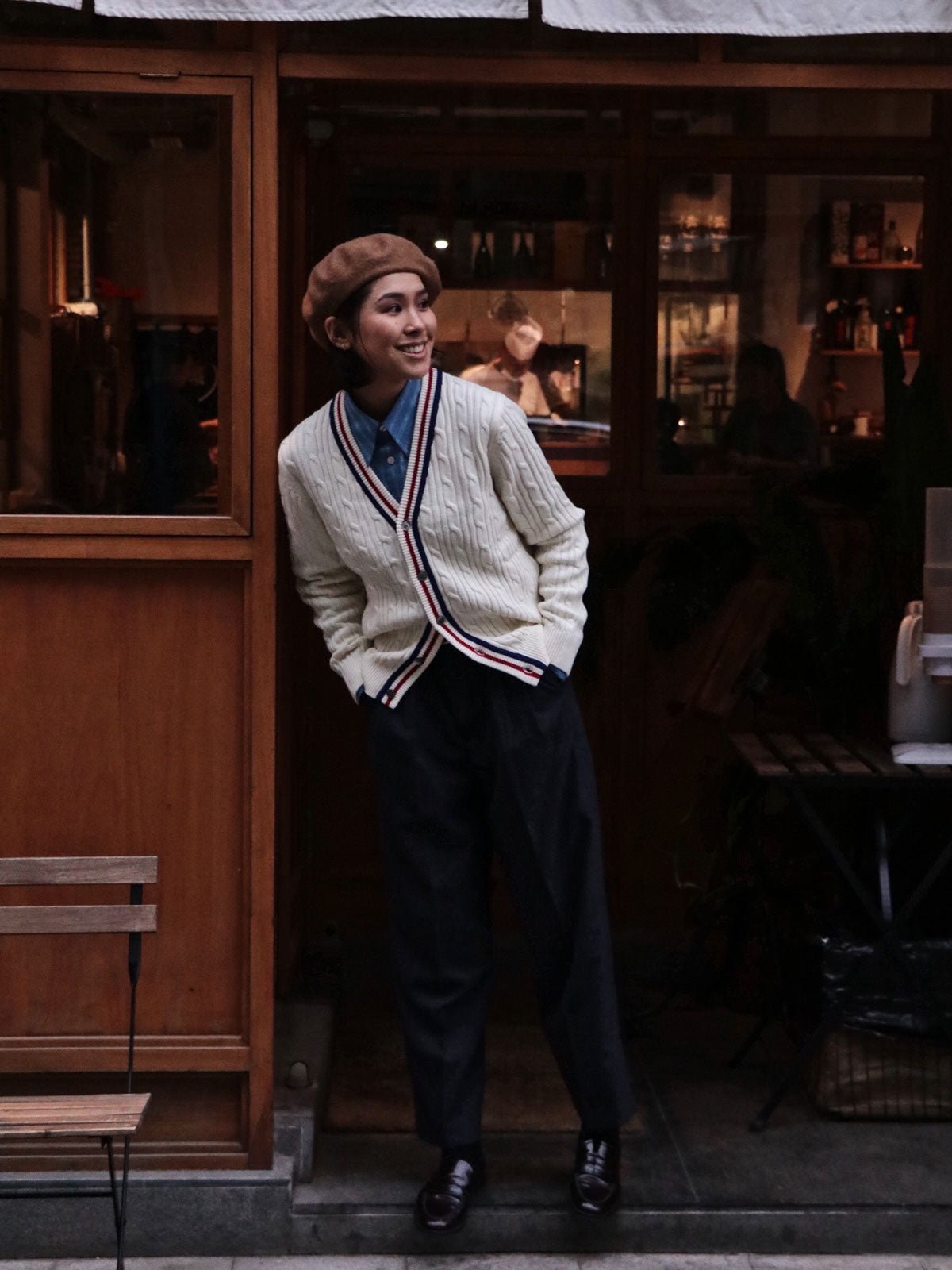 詳細画像: クリケットセーターのストライプとVネックディテール、コットンカシミヤ混紡素材の質感
モデル画像: 学院風スタイルのアイビー風Vネッククリケットセーターの着用イメージ
