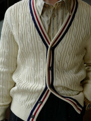 詳細画像: クリケットセーターのストライプとVネックディテール、コットンカシミヤ混紡素材の質感
モデル画像: 学院風スタイルのアイビー風Vネッククリケットセーターの着用イメージ