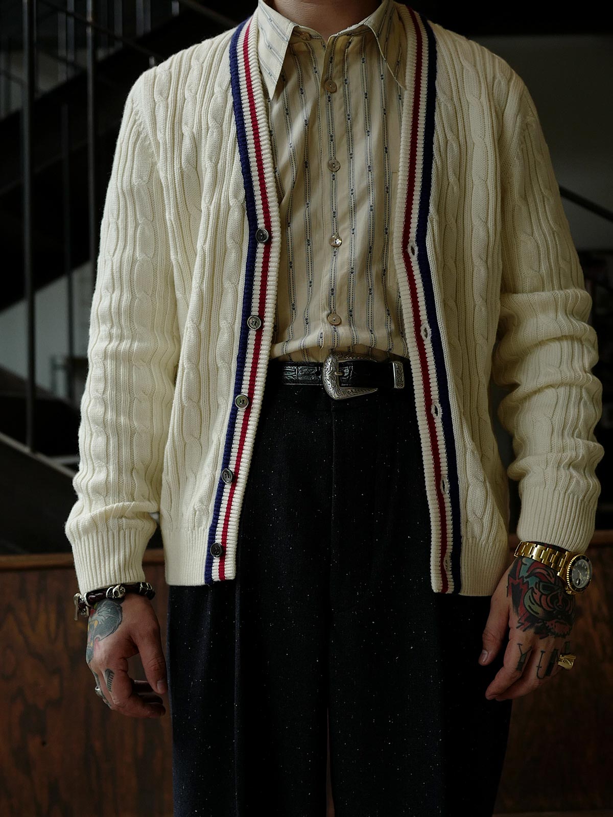 詳細画像: クリケットセーターのストライプとVネックディテール、コットンカシミヤ混紡素材の質感
モデル画像: 学院風スタイルのアイビー風Vネッククリケットセーターの着用イメージ
